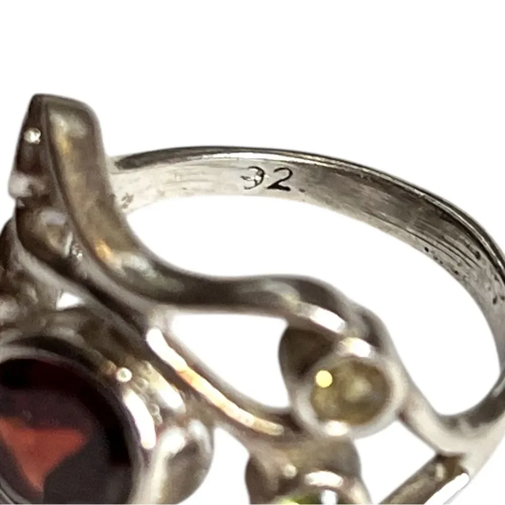 925 Sterling Silver this exquisite